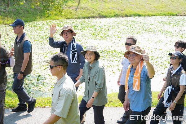 ▲▼蔡英文南下合體高雄市長陳其邁、立委賴瑞隆到果嶺公園野餐。（圖／立委賴瑞隆辦公室提供）