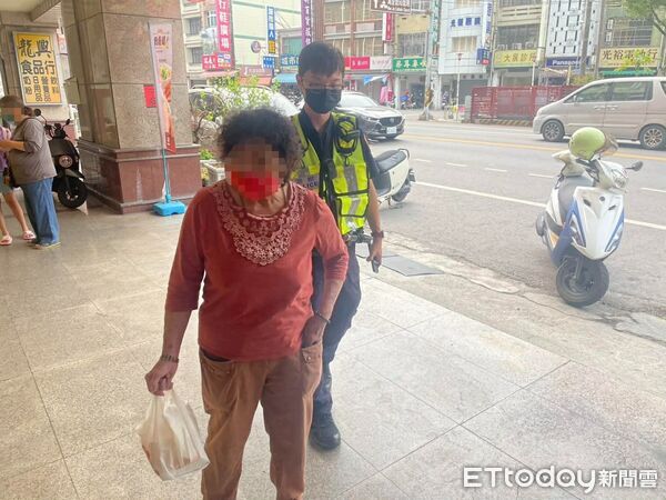 ▲潮州警方送羅婦返家。（圖／記者陳崑福翻攝）