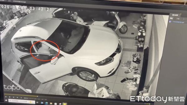 ▲這名男子戴口罩，騎電動滑板車犯案             。（圖／記者吳奕靖翻攝）