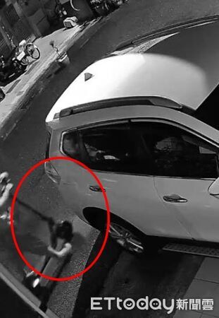 ▲這名男子戴口罩，騎電動滑板車犯案             。（圖／記者吳奕靖翻攝）