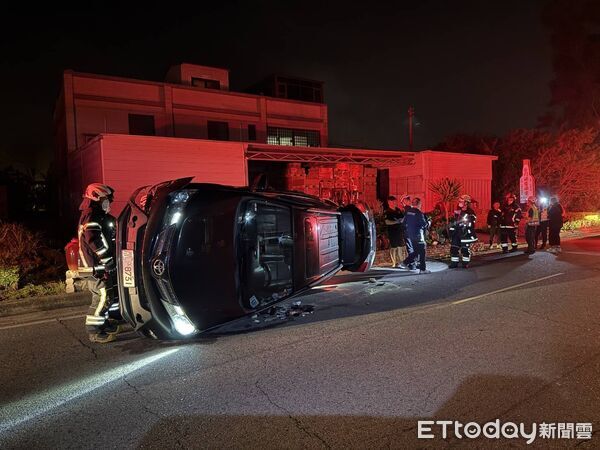 ▲▼金門縣金寧鄉林堡路發生一起自撞事故，一輛自小客車疑似失控衝撞路旁花圃後翻覆。（圖／金門縣警察局金城分局提供）