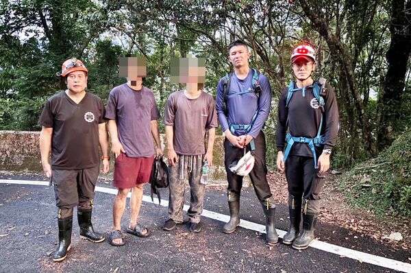▲桃園市桃園指揮中心指派巴陵分隊順利引導2名登山客下山，順利完成任務。（圖／桃園市消防局第四大隊提供）