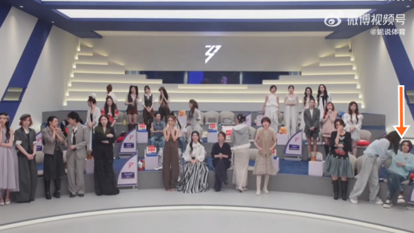 ▲王濛拒絕站起身。（圖／翻攝自微博）