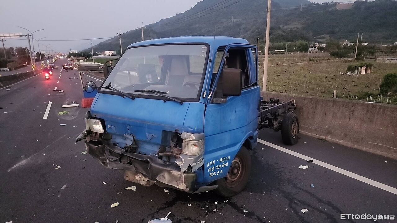 BMW超車擦撞!小貨車失控旋轉猛撞護欄 後斗棚架整組飛脫