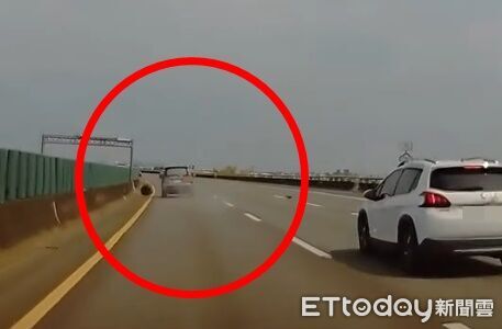 驚險畫面曝!國3飛來巨輪砸車 後車驚呼:差點看到人生大結局