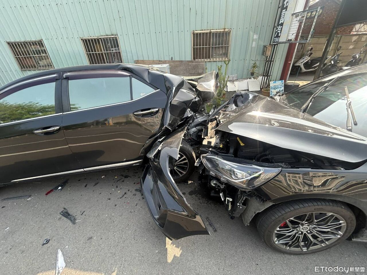 機車鬼切左轉!自小客急閃失控「連撞路邊3車」 驚悚畫面曝光