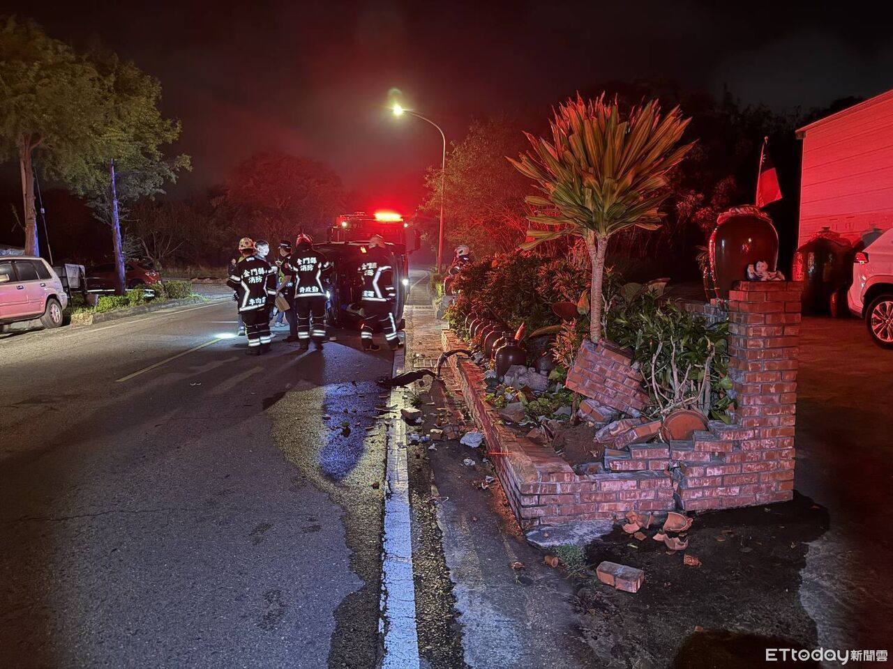 金門自小客車失控!猛撞撞花圃側翻 慘躺路中畫面曝