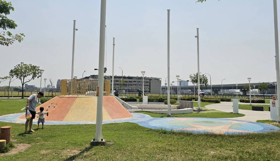 鳳山機器人公園百萬遮陽布「1年就沒了」 議員怒:鑲金的嗎?