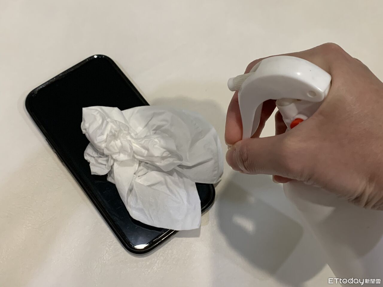 睡前「手機必擦酒精」 千人認證:不擦無法睡!不起眼1物也髒到爆