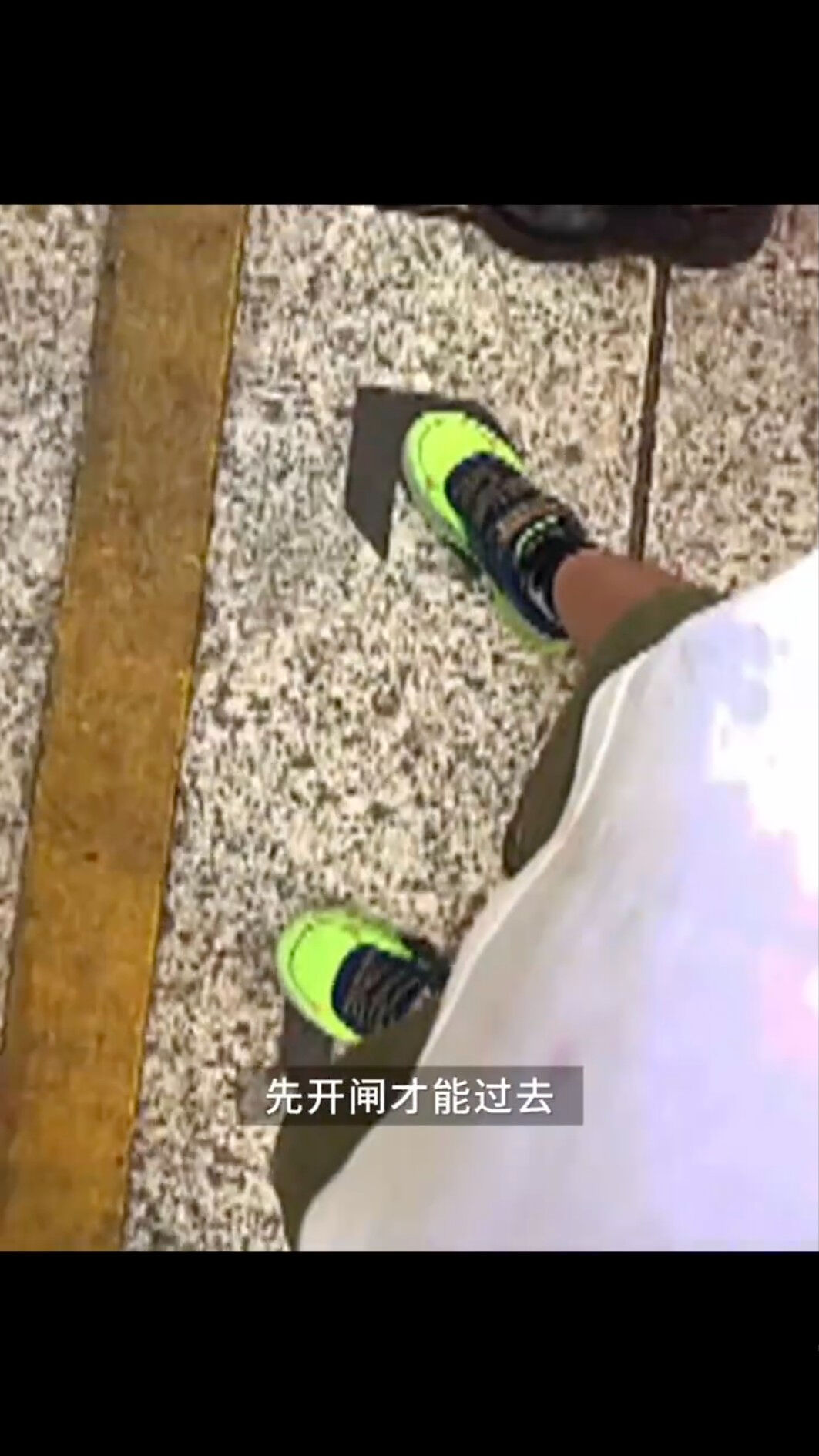 ▲張柏芝帶小兒子出遊。（圖／翻攝自微博／張柏芝）