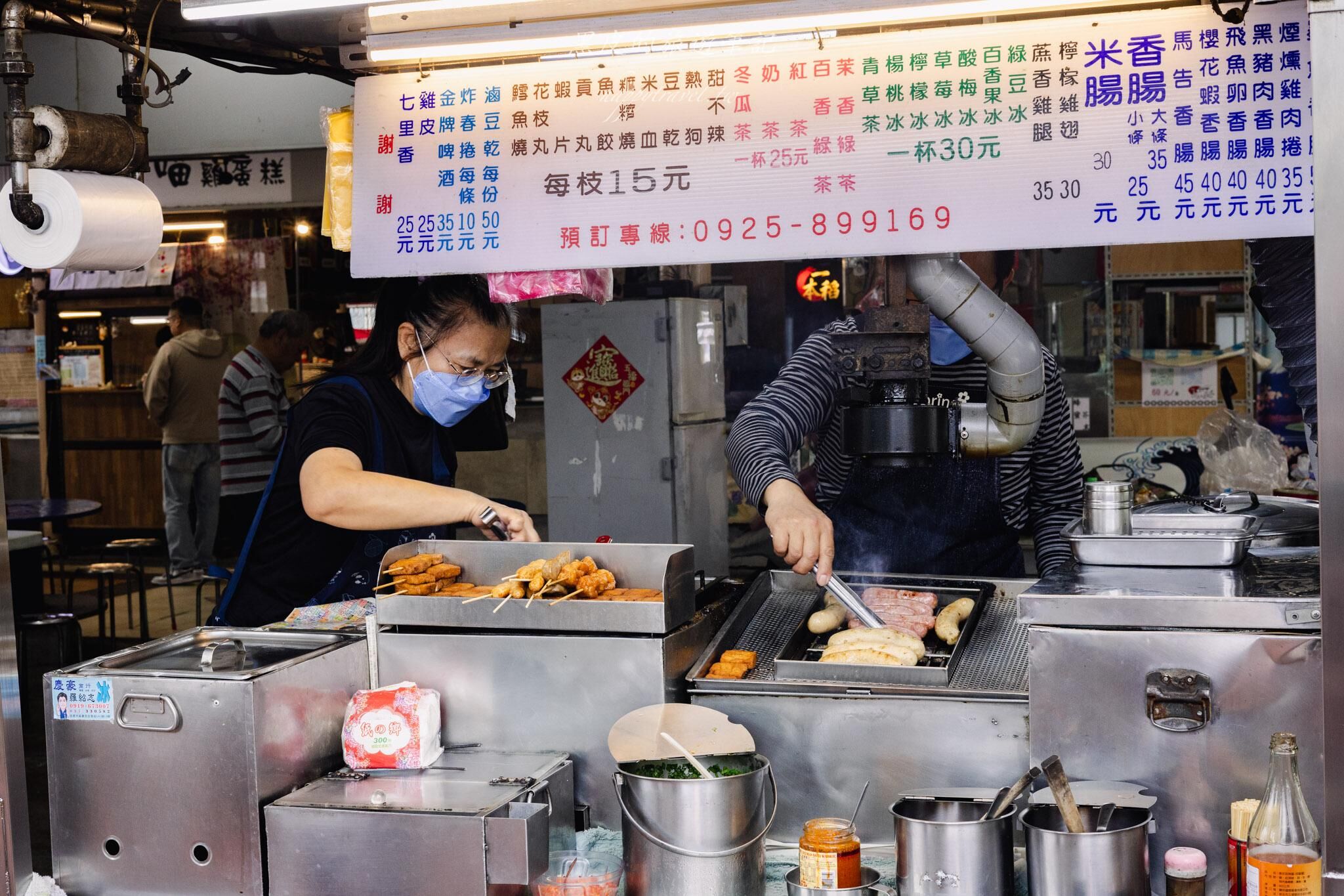 ▲▼苗栗在地40年排隊美食「阿鄭伯古早味小吃」，10塊就可以品嚐到美味。（圖／部落客黑皮提供）