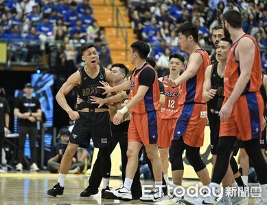 野獸引退賽爆「大場面」！遭阿提諾意外「跨過」林志傑暴怒