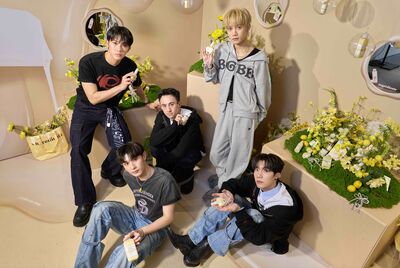 VERA學文退伍露面了！　狂撒小卡給同袍：怕大家忘記我