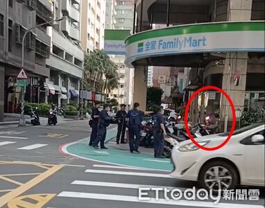 跟老婆吵架！男超商外「揮舞水果刀」嚇壞路人　警噴辣椒水逮捕
