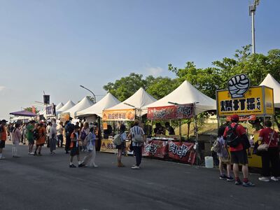 周末人潮爆滿！亞太棒球場「11攤美食」進駐　邊看球邊吃成亮點