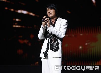消失8年！58歲歌王爆倒嗓突現身　「滿頭白髮揭近況」台下哭翻