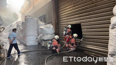新竹香山回收廠大火！燃燒面積1000平方公尺　消防到場出水搶救