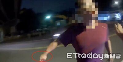 新北男不滿貨車遭拖吊　持剪刀作勢攻擊、嗆警流氓！20警力來了