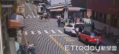 騎馬遊南庄！苗栗驚見3男騎馬上路　影響交通警到場開罰