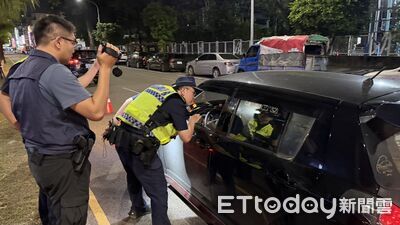 鳳山警深夜大掃蕩「鎖定毒品熱點」　32警力攔查戰果曝