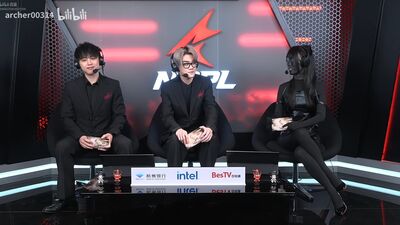 中國女賽評遭批裙子太短...開大招變「黑衣人」登台反擊