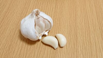 吃大蒜後「死亡口氣」刷牙也沒用！網推6招救急　第1名竟是蘋果