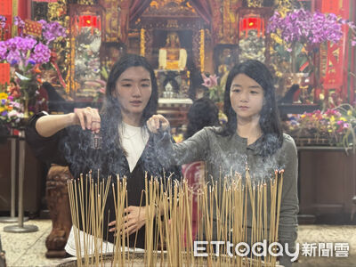 「55688粉紅超跑」56輛媽祖車隊護駕進香　成為移動冷氣站