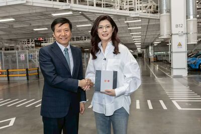 參觀小米汽車驚呼連連　鄭麗文嗨喊希望帶一台回去