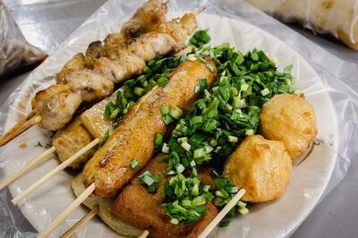 苗栗高架橋下40年老攤！炭烤串燒必淋「爆量韭菜醬」