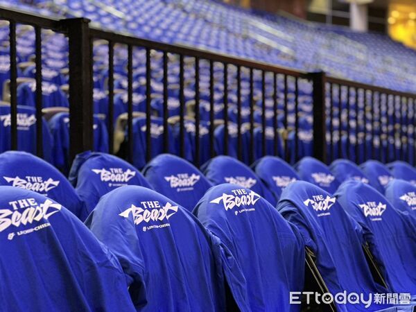 ▲富邦勇士小巨蛋主場鋪滿林志傑引退紀念T。（圖／記者蔡厚瑄攝）