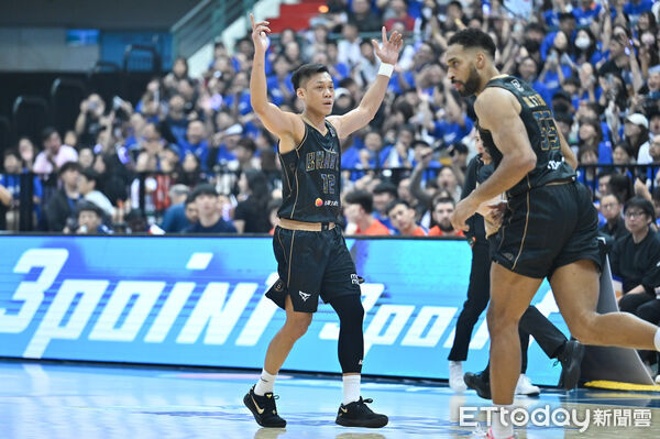 ▲林志傑首節就轟下16分發出招牌「野獸怒吼」。（圖／記者李毓康攝）