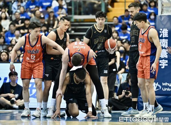 ▲阿提諾的跨越動作與林志傑爆發激烈口角衝突。（圖／記者李毓康攝）