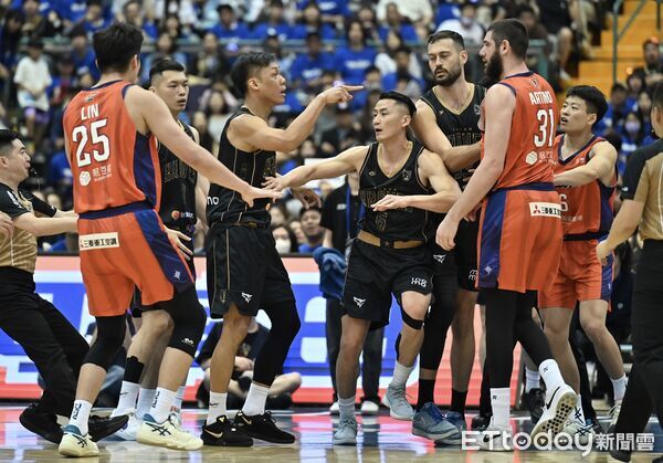 ▲林志傑因阿提諾的跨越動作和他爆發激烈口角衝突。（圖／記者李毓康攝）