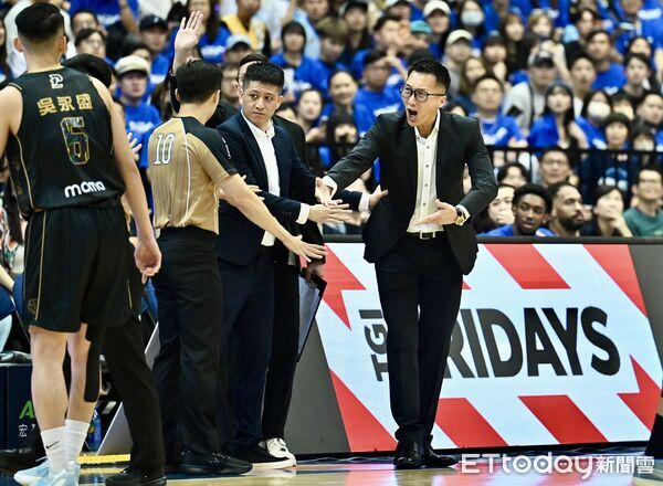 ▲林志傑與阿提諾爆發激烈口角衝突，場邊許晉哲教練也表達強烈抗議。（圖／記者李毓康攝）