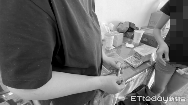▲▼漁民遭撞死，12歲女兒靈堂摺紙錢，哭著呼籲「做錯事要負責」。（圖／記者林東良翻攝）