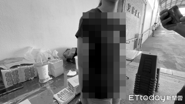 ▲▼漁民遭撞死，12歲女兒靈堂摺紙錢，哭著呼籲「做錯事要負責」。（圖／記者林東良翻攝）