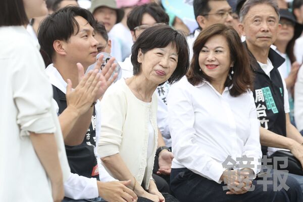 鍾小平再爆陳佩琪曾開1.6億元加價1,500萬元要買永康街豪宅。圖為陳佩琪今出席民眾黨新北誓師大會。（鏡報董孟航）