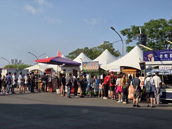 [新聞] 周末人潮爆滿!亞太棒球場「11攤美食」進 - 棒球 - PTT.BEST 批踢踢爆文 2