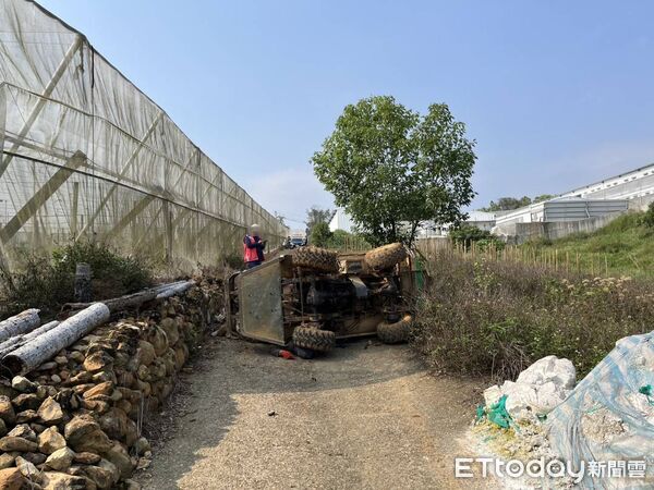 ▲▼南投縣埔里鎮昨（11）日下午發生農用車輛翻覆死亡事故。（圖／記者高堂堯翻攝）