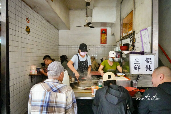 ▲▼基隆古早味麵店推薦「三角窗麵担」，單純豬油油蔥香，簡單乾麵搭配餛飩。（圖／部落客水晶提供）