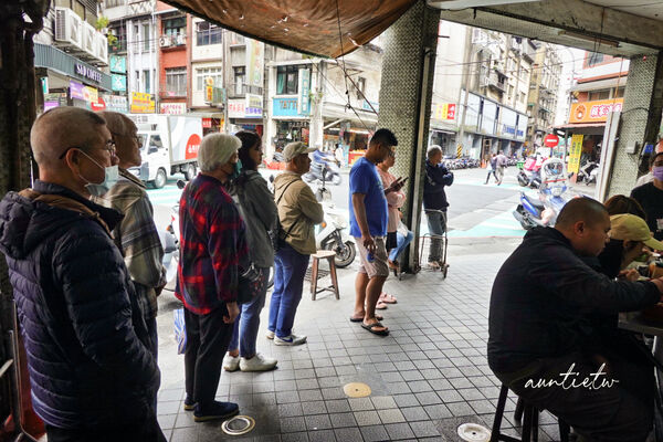 ▲▼基隆古早味麵店推薦「三角窗麵担」，單純豬油油蔥香，簡單乾麵搭配餛飩。（圖／部落客水晶提供）