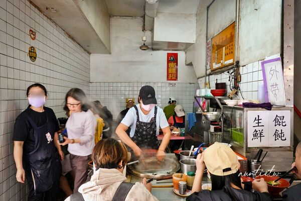▲▼基隆古早味麵店推薦「三角窗麵担」，單純豬油油蔥香，簡單乾麵搭配餛飩。（圖／部落客水晶提供）