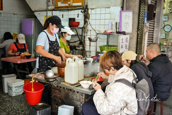 ▲▼基隆古早味麵店推薦「三角窗麵担」，單純豬油油蔥香，簡單乾麵搭配餛飩。（圖／部落客水晶提供）