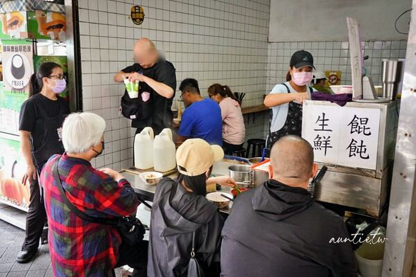 ▲▼基隆古早味麵店推薦「三角窗麵担」，單純豬油油蔥香，簡單乾麵搭配餛飩。（圖／部落客水晶提供）
