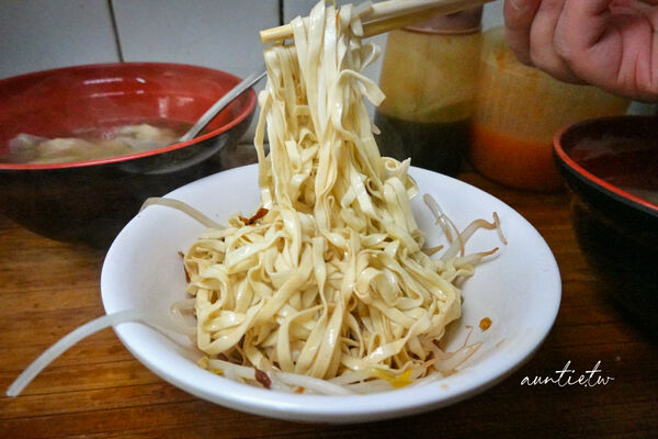 ▲▼基隆古早味麵店推薦「三角窗麵担」，單純豬油油蔥香，簡單乾麵搭配餛飩。（圖／部落客水晶提供）