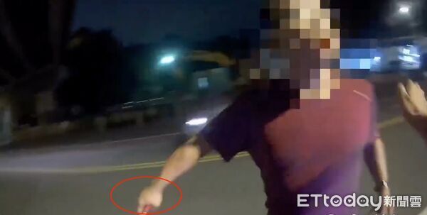 ▲▼梅男的小貨車違停被拖吊，持利剪怒嗆遭警逮捕，警方查扣犯罪用剪刀             。（圖／記者陳以昇翻攝）