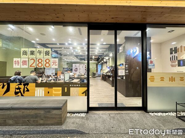 ▲位於復興北路上的「川邸鍋物專門」於門口貼上結束營業公告，指出因品牌營運規劃，本門市將營業至4月18日。（圖／記者彭懷玉攝）