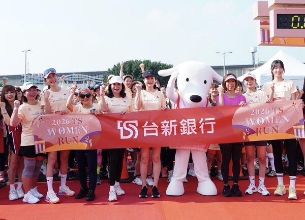 ▲2026台新新光女子路跑，由台新新光金控董事長夫人彭雪芬（左六）、台新投顧董事長洪素珍（左四）及台新新光金控總經理夫人巫潔瑋（左二），與基隆市副市長邱佩琳（左五）、永齡基金會執行長郭曉玲（右三）、台北101董事長賈永婕（左三），以及由台新新光金控贊助的跆拳道國手羅嘉翎（右一）、街舞好手許馥雅（右二）一同出席共襄盛舉。（圖／業者提供）