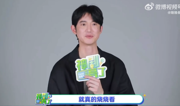 ▲吳慷仁拍戲真拿打火機燒手。（圖／翻攝自微博）