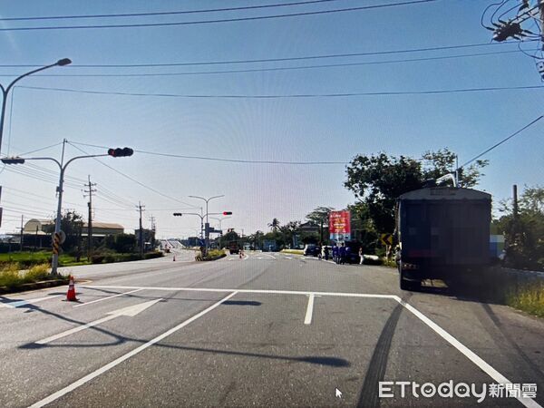 ▲▼             台南官田區砂石車、垃圾車追撞，所幸無人受傷。（圖／記者林東良翻攝，下同）